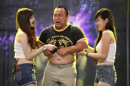 Hiếu Hiền bất ngờ “cướp” mic của Rocker  Anh Khoa